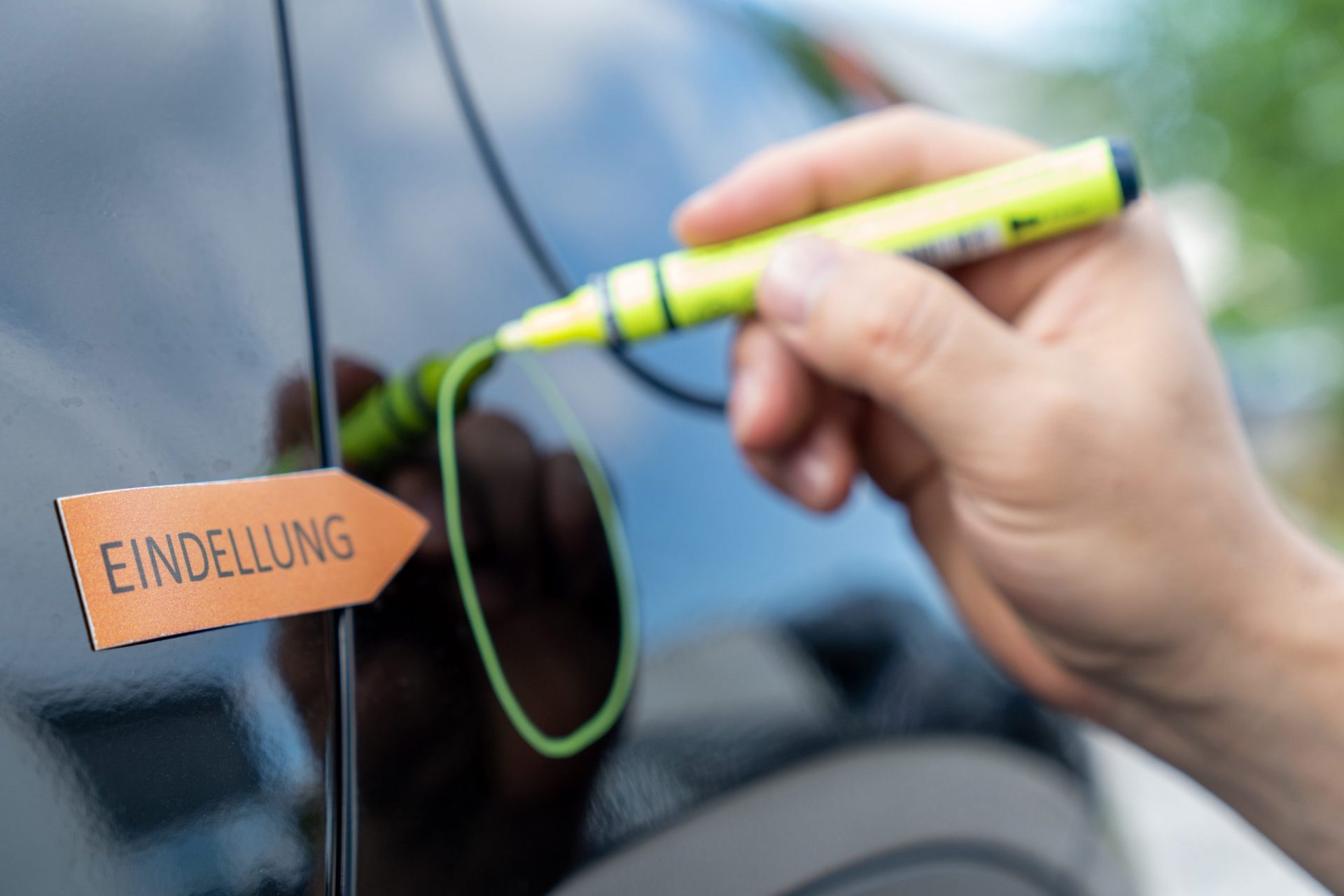 Detailaufnahme einer Schadensbegutachtung am Fahrzeug