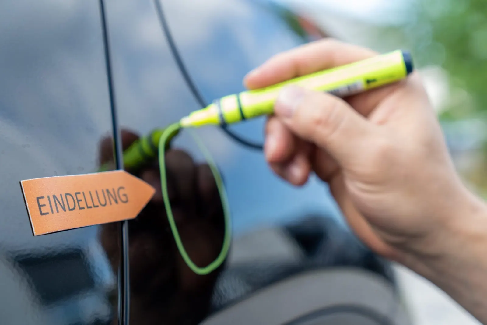 Detailaufnahme einer Schadensbegutachtung am Fahrzeug
